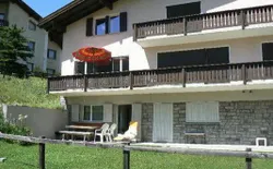 Bild 2: sehr ruhig gelegenes, sonniges 4-Familienhaus mit Balkon, direkt an der Skipiste neben Skilift, im Sommer an Alpenwiese