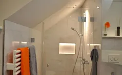 Bild 16: Badezimmer mit beleuchteter Shampooablage