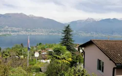 "Traumhafter Blick" auf Lago Maggiore und umliegende Berge, Bild 1