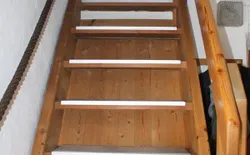 Bild 21: Treppe zum Obergeschoss (zu den Schlafzimmern)