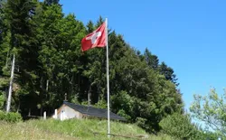 Bild 9: Haus und Schweizerfahne