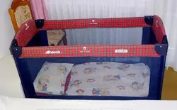 Bild 11: aufstellbares Babybett im Schlafzimmer