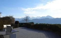 Bild 2: Parkbank in der Anlage mit herrlicher Aussicht auf Vierwaldstättersee und Berge