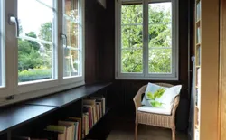 Bild 14: Erker 
mit Sitzecke und einer kleinen Bibliothek