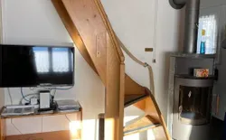 Bild 4: Holztreppe zu den beiden Schlafzimmern im OG
