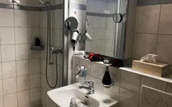Bild 12: Badezimmer: Große Duschkabine, WC Waschbecken, Kosmetikspiegel + Föhn. swissme holiday stmoritz