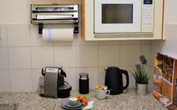 Bild 9: Mit Toaster, diversen Kaffeemaschinen (Filtermaschine und Nespresso) inklusive Milchschäume, Mikrowelle. swissme holiday