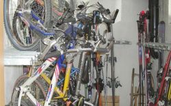 Bild 15: Fahrrad und Skidepot im Haus. swissme holiday stmoritz