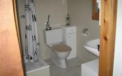 Bild 8: WC mit Dusche (Warmwasser mit Holzaufbereitung