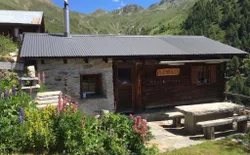 Alphütte Murmolta, auf der Sonnenterrasse im Wallis, Bild 1: Hütte mit Vorplatz, mit grossen Steintisch und Cheminee