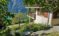 Ferienhaus Seppi "Seen und Berge", Bild 1: Haus mit Balkon/Aussicht
