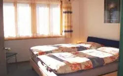 Bild 2: 1. Schlafzimmer mit Doppelbett 180x200cm mit guten Gesundheitsmatratzen.