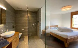 Bild 9: Schlafzimmer mit Doppelbett und Bad en suite