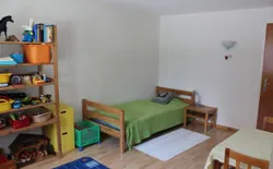 Bild 28: Zusatzzimmer mit Bett, Kinderspielecke