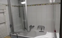 Bild 19: Bad, Badewanne und Duschkabine integriert