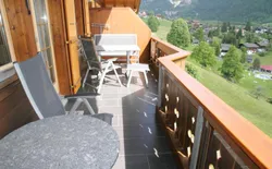 Bild 15: Möblierter Balkon mit Sonnenschirm