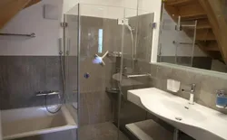 Bild 9: Badezimmer mit Bad, separater Dusche, WC, Lavabo, Radiator