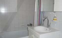 Bild 9: Badewanne, Dusche, WC EG