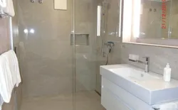 Bild 13: Grosszügiges, modernes Badezimmer mit Dusche/WC und viel Abstellfläche