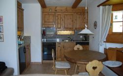 Bild 7: Offene Küche in Arvenholz