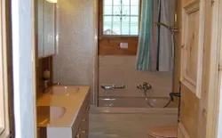 Bild 12: Badezimmer mit Badewanne, Douche und WC