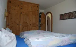 Bild 11: Schlafzimmer mit EinbauSchrank aus Arvenholz