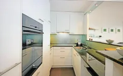 Bild 4: Die Küche ist mit modernen V-Zug Geräten ausgestattet und befindet sich in tadellosem Zustand.