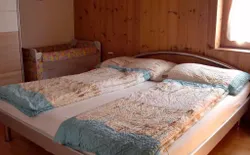 Bild 8: Schlafzimmer mit 2 Betten, bei Bedarf Kinderbett