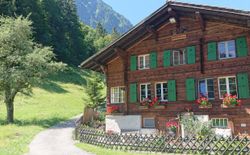 Aussergewöhnlich, einmalig, anders das Alpen-Paradies, Bild 1: Das 1750 erbaute Bauernhaus wurde 2020 mit viel Liebe innen und aussen renoviert und zu einer Wohlfühl-Oase ausgebaut
