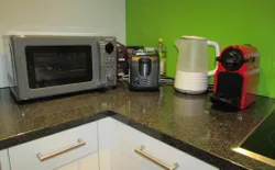 Bild 37: Mikrowelle, Toaster, Wasserkocher, Nespresso-Maschine