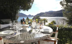 Immagine 16: Private large lake view terrace with table and extra comfortable "UNO PIU" chairs, sofa and armchair.
