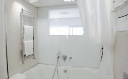 Bild 13: All white bathroom with double jacuzzi and waterfall shower lake view meantime!
