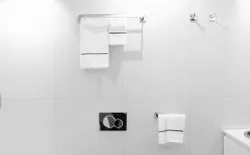 Bild 12: All white bathroom WC and bidet.