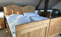 Bild 7: Antikes Doppelbett mit neuem, modernen Lattenrost und Matratzen 