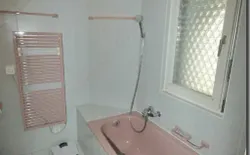 Bild 24: Ausschnitt vom Badezimmer mit Wanne und Handtuchtrockner
