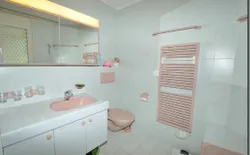Bild 25: Badezimmer mit Waschtisch, Toilette u. Handtuchtrockner