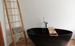 Bild 2: Badzimmer mit freistehender Badewanne