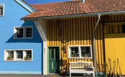 Bild 2: Gästehaus mit eigenem Eingang: Küche/Schlafzimmer im blauen Teil, Bad im gelben