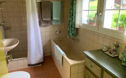Bild 18: Badezimmer mit Dusche und Badewanne