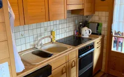 Bild 14: Küche mit Geschirrspüler, Backofen, Kühlschrank, Nespresso-Maschine, Wasserkocher, Raclette-Ofen, Fondue-Rechaud, etc.
