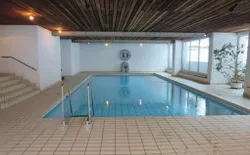 Bild 13: helles, großes Hallenschwimmbad im Haus