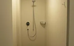 Bild 16: Duschbereich im Hallenbadvorraum
