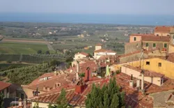 Bild 2: Blick von der Dachterrasse über das Dorf Richtung Meer