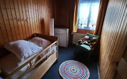 Bild 21: Schlafzimmer mit Babybett