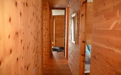Bild 6: Korridor (mit Einbauschränken) zu den 3 Schlafzimmern. Alle Wände und Böden aus Arvenholz.