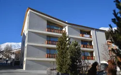 Chesa Mariöl Sur B2, Bild 1: Aussenansicht des Hauses. Der mittlere Balkon rechts gehört zur Wohnung.