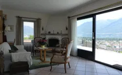Bild 7: Wohnzimmer mit Terrassenzugang und Blick über Ascona