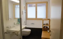 Bild 18: Badezimmer mit Bad und seperater Dusche 
