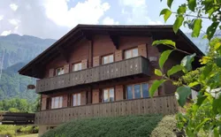 4.5 Zimmer Ferienhaus Chalet Rothorn mit Sicht auf Brienzersee, Bild 1: Aussenansicht vorne / Mietwohnung rechte Hälfte