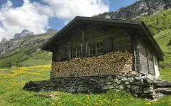 Alphütte Gental - Haslital , Bild 1: Alphütte Gental, mit  Holz für ein schönes Feuer im Ofen in der Stube